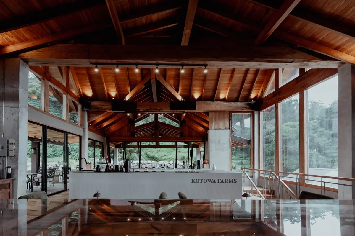 Espacio de degustación de Kotowa Farms rodeado de naturaleza