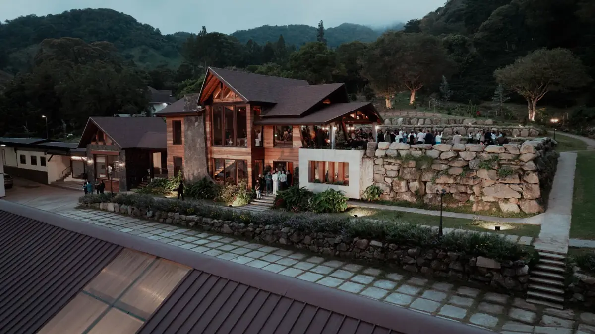 Arquitectura de Kotowa Farms entre las montañas